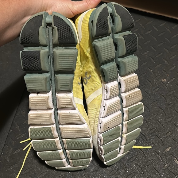 Men’s ON RUNNING - Picture 3 of 4